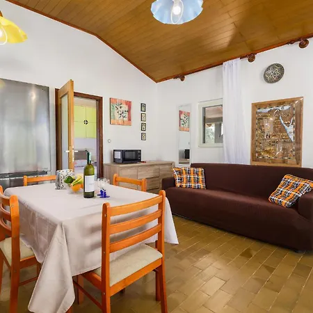 Semesterbostad Cozy In With Outdoor Swimming Pool *