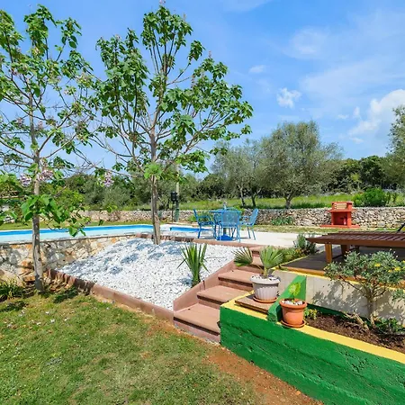 Semesterbostad Cozy In With Outdoor Swimming Pool Rovinj