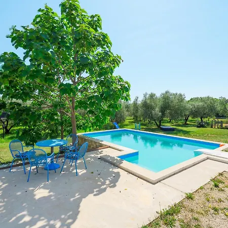 Dom wakacyjny Cozy In With Outdoor Swimming Pool Rovinj