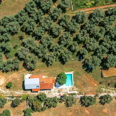 Cozy In With Outdoor Swimming Pool Rovinj