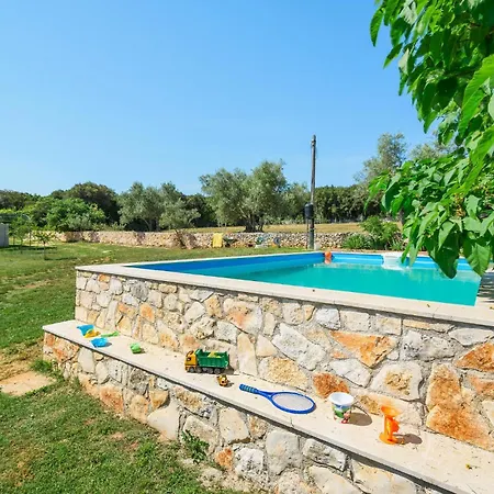 Cozy In With Outdoor Swimming Pool Rovinj