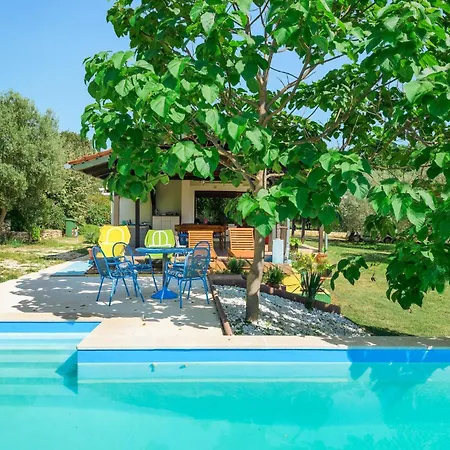 Dom wakacyjny Cozy In With Outdoor Swimming Pool Rovinj