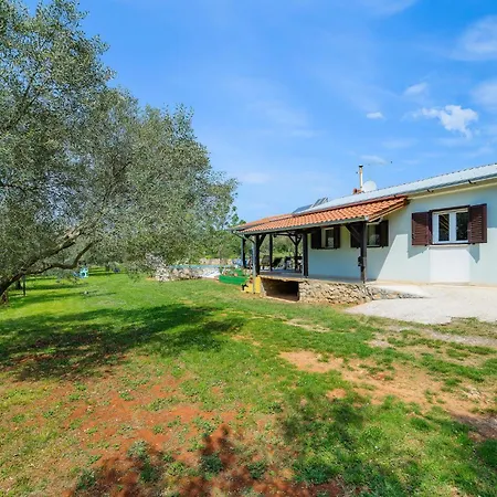 Cozy In With Outdoor Swimming Pool Rovinj